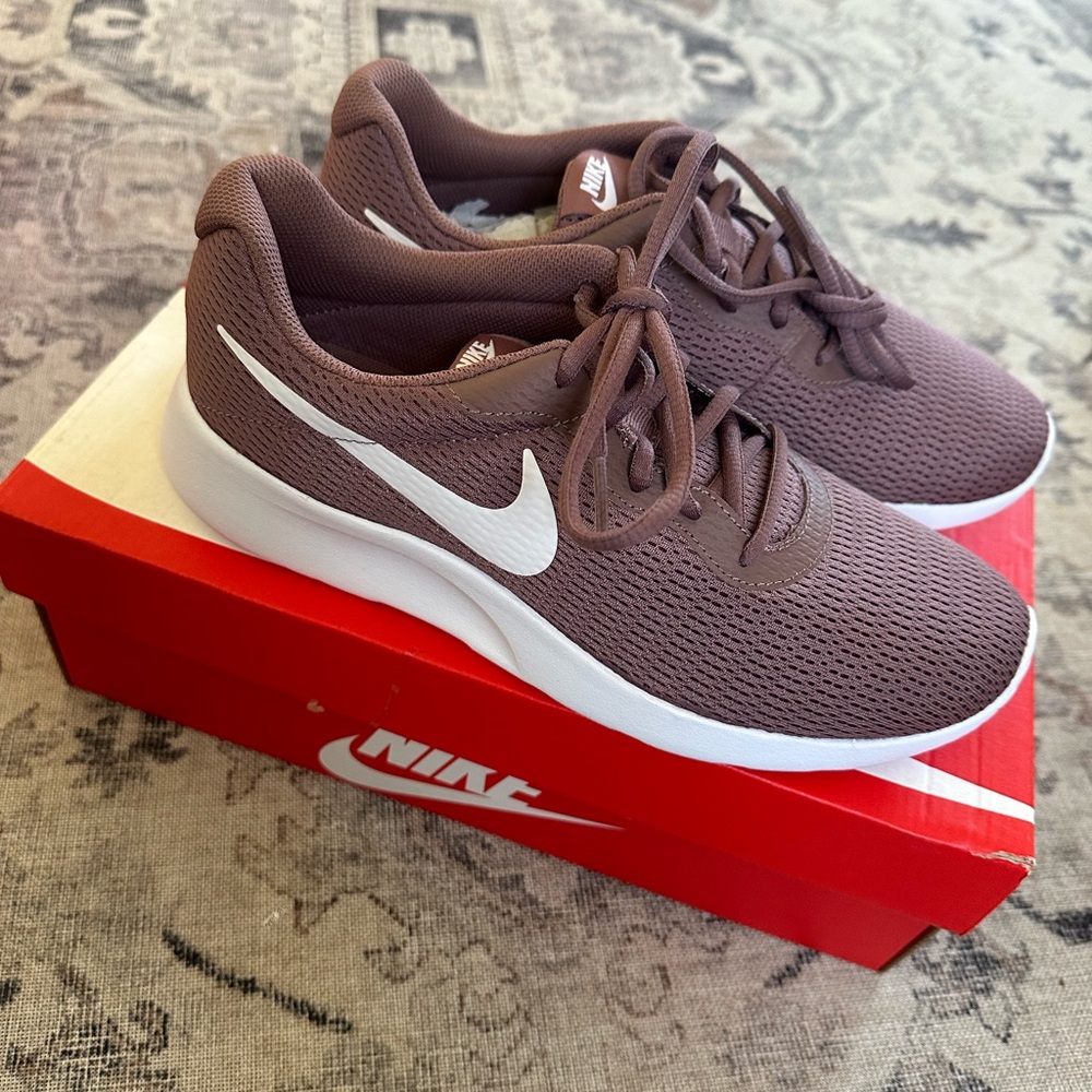 Nike, women’s size 8.5. Brand new! Beautiful mauve color.